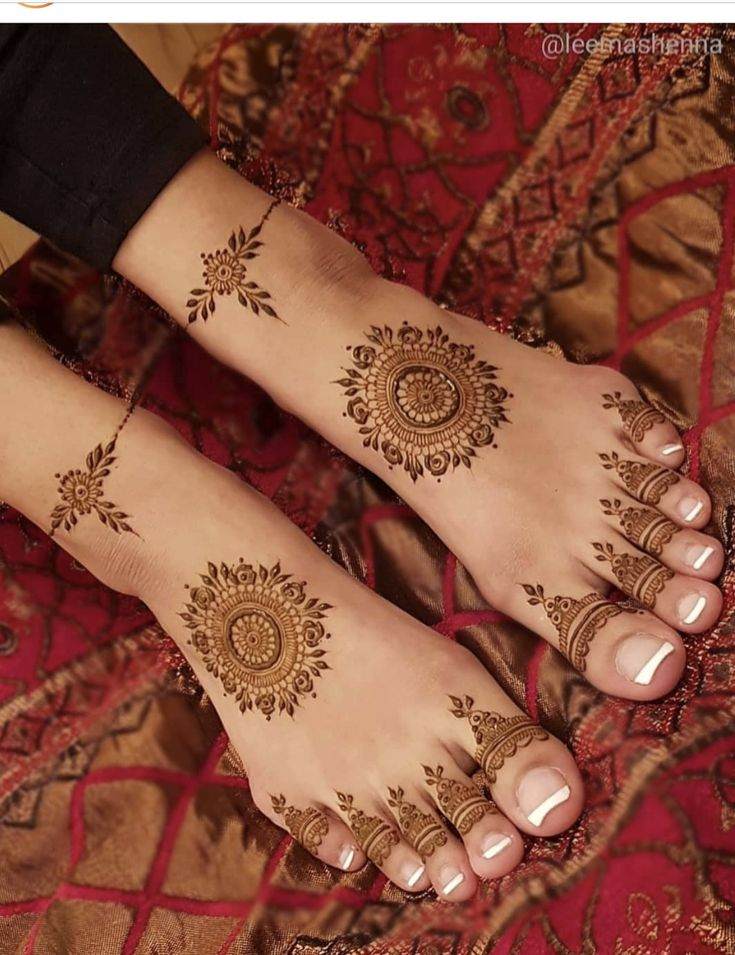 Minimal foot Mehendi