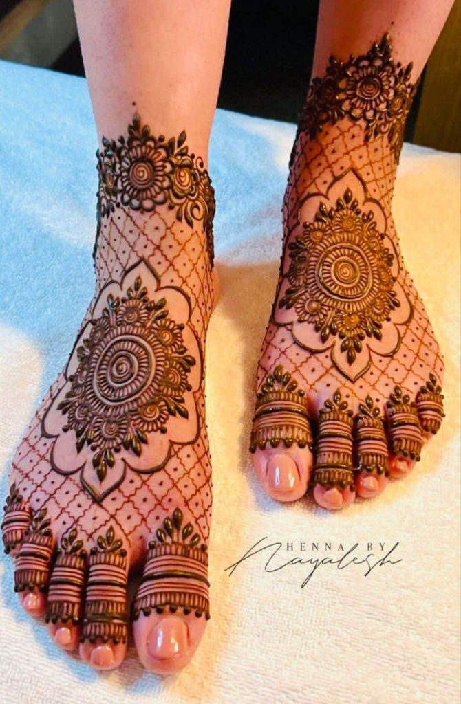 Minimal foot Mehendi